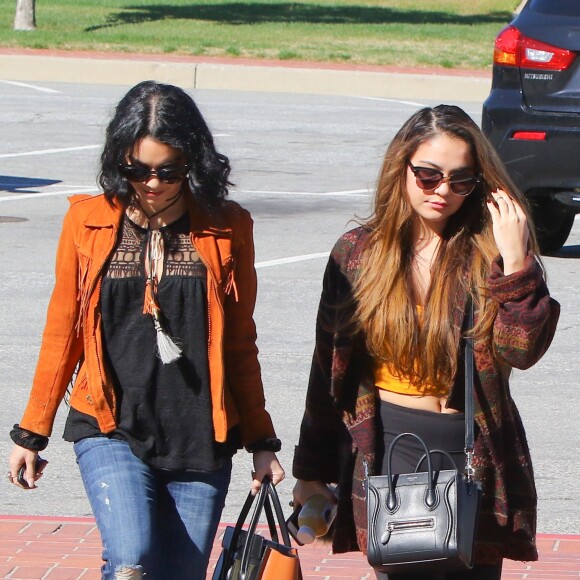 Vanessa Hudgens et sa soeur Stella préparent les obsèques de leur père au cimetière de Glendale, le 2 février 2016. Elles sont en compagnie de leur mère, Gina.