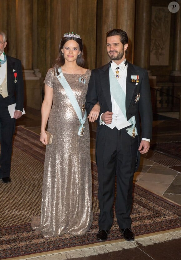 La princesse Sofia de Suède, enceinte, et le prince Carl Philip arrivant au palais Drottningholm à Stockholm le 3 février 2016 pour le premier dîner officiel de l'année.