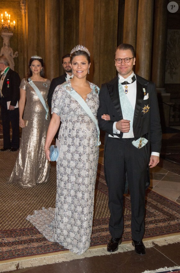La princesse Victoria de Suède, enceinte de huit mois, et le prince Daniel arrivant au palais Drottningholm à Stockholm le 3 février 2016 pour le premier dîner officiel de l'année.