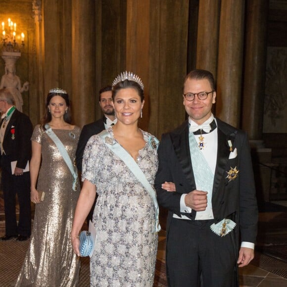 La princesse Victoria de Suède, enceinte de huit mois, et le prince Daniel arrivant au palais Drottningholm à Stockholm le 3 février 2016 pour le premier dîner officiel de l'année.