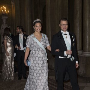 La princesse Victoria de Suède, enceinte de huit mois, et le prince Daniel arrivant au palais Drottningholm à Stockholm le 3 février 2016 pour le premier dîner officiel de l'année.