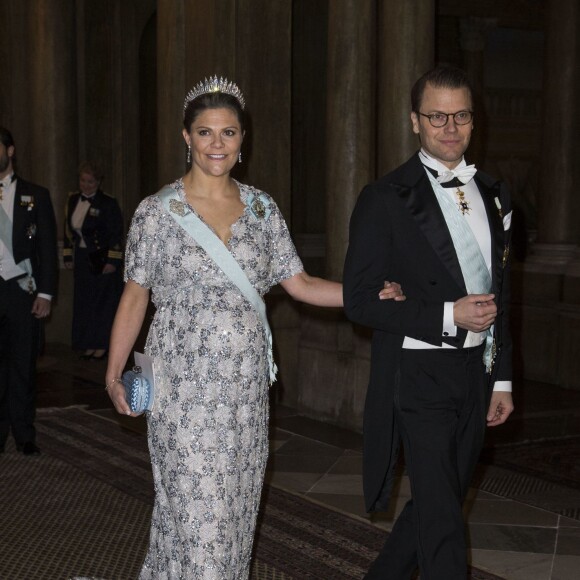 La princesse Victoria de Suède, enceinte de huit mois, et le prince Daniel arrivant au palais Drottningholm à Stockholm le 3 février 2016 pour le premier dîner officiel de l'année.