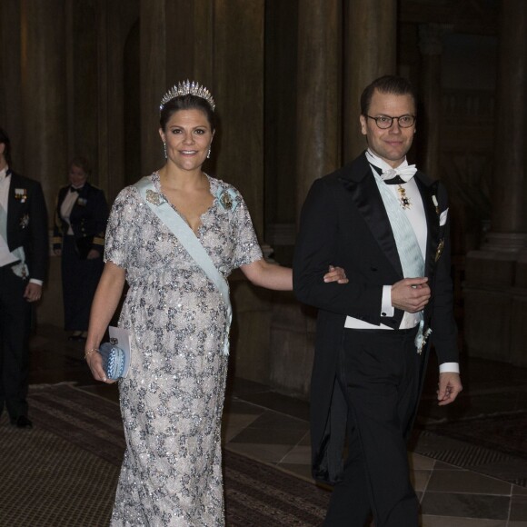 La princesse Victoria de Suède, enceinte de huit mois, et le prince Daniel arrivant au palais Drottningholm à Stockholm le 3 février 2016 pour le premier dîner officiel de l'année.