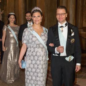 La princesse Victoria de Suède, enceinte de huit mois, et le prince Daniel, suivis de la princesse Sofia, également enceinte, et du prince Carl Philip, au palais Drottningholm à Stockholm le 3 février 2016 pour le premier dîner officiel de l'année.