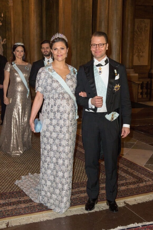 La princesse Victoria de Suède, enceinte de huit mois, et le prince Daniel, suivis de la princesse Sofia, également enceinte, et du prince Carl Philip, au palais Drottningholm à Stockholm le 3 février 2016 pour le premier dîner officiel de l'année.