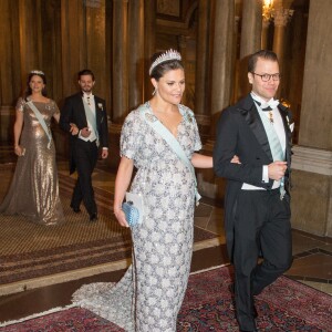 La princesse Victoria de Suède, enceinte de huit mois, et le prince Daniel, suivis de la princesse Sofia, également enceinte, et du prince Carl Philip, au palais Drottningholm à Stockholm le 3 février 2016 pour le premier dîner officiel de l'année.