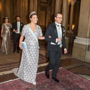 La princesse Victoria de Suède, enceinte de huit mois, et le prince Daniel, suivis de la princesse Sofia, également enceinte, et du prince Carl Philip, au palais Drottningholm à Stockholm le 3 février 2016 pour le premier dîner officiel de l'année.