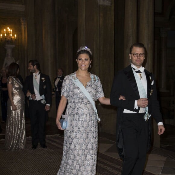 La princesse Victoria de Suède, enceinte de huit mois, et le prince Daniel arrivant au palais Drottningholm à Stockholm le 3 février 2016 pour le premier dîner officiel de l'année.