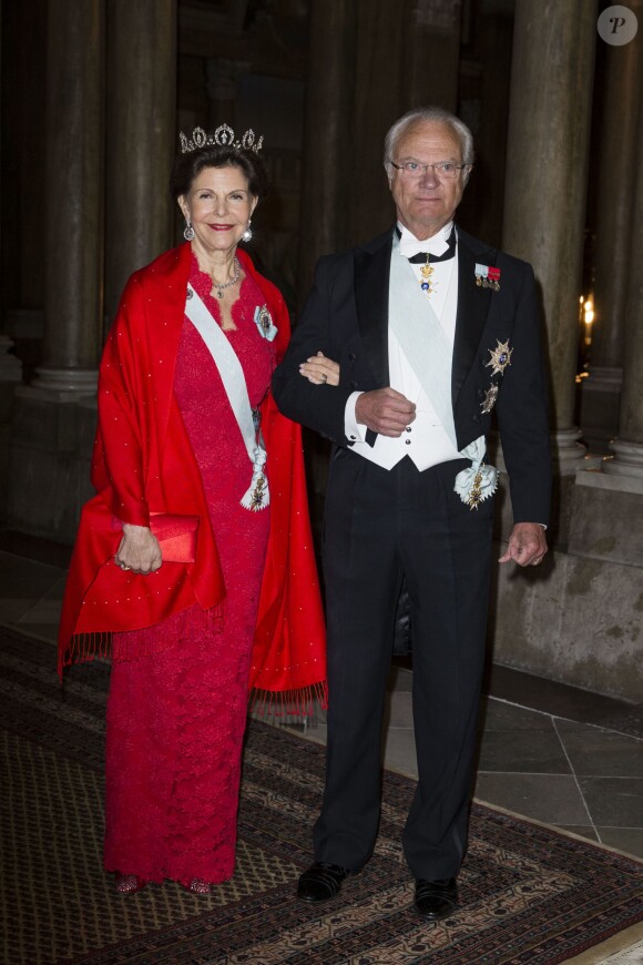 La reine Silvia et le roi Carl XVI Gustaf de Suède au palais Drottningholm à Stockholm le 3 février 2016 pour le premier dîner officiel de l'année.
