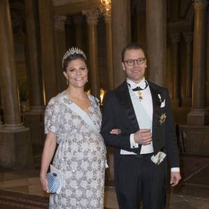 La princesse Victoria de Suède, enceinte de huit mois, et le prince Daniel au palais Drottningholm à Stockholm le 3 février 2016 pour le premier dîner officiel de l'année.