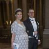 La princesse Victoria de Suède, enceinte de huit mois, et le prince Daniel au palais Drottningholm à Stockholm le 3 février 2016 pour le premier dîner officiel de l'année.