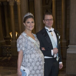 La princesse Victoria de Suède, enceinte de huit mois, et le prince Daniel au palais Drottningholm à Stockholm le 3 février 2016 pour le premier dîner officiel de l'année.