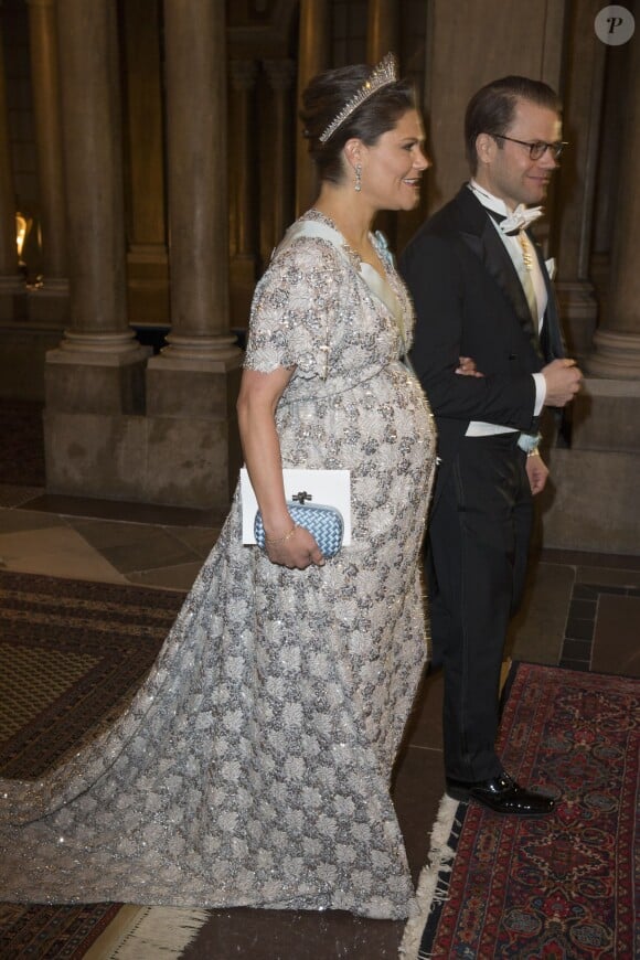 La princesse Victoria de Suède, enceinte de huit mois, et le prince Daniel au palais Drottningholm à Stockholm le 3 février 2016 pour le premier dîner officiel de l'année.