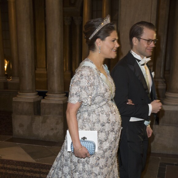 La princesse Victoria de Suède, enceinte de huit mois, et le prince Daniel au palais Drottningholm à Stockholm le 3 février 2016 pour le premier dîner officiel de l'année.