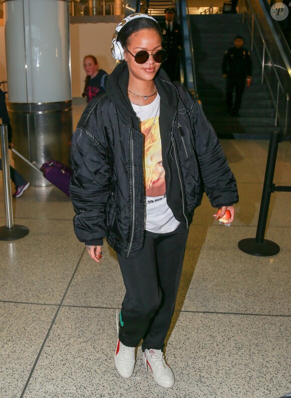 Rihanna arrive à l'aéroport de Los Angeles, le 8 janvier 2016.
