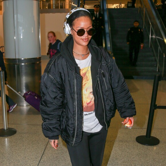 Rihanna arrive à l'aéroport de Los Angeles, le 8 janvier 2016.