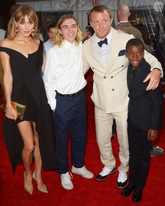 Guy Ritchie, ses enfants Rocco et David Banda (dont la mère est Madonna), et sa femme Jacqui Ainsley - Avant-première du film "The Man From U.N.C.L.E." au Ziegfeld Theatre à New York, le 10 août 2015.