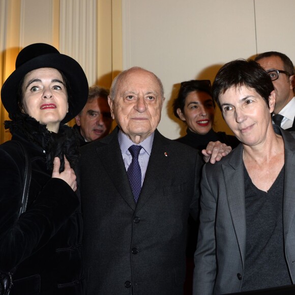 Amélie Nothomb, Pierre Bergé, Christine Angot, Josyane Savigneau, Michel Crépu, Cécilé Guilbert et Charles Dantzig - Remise du Prix Décembre 2015 à Christine Angot pour son roman "Un amour impossible" (Flammarion) à la Maison de l'Amérique latine à Paris, le 2 novembre 2015.