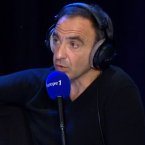 Nikos Aliagas présente Sortez du cadre sur Europe 1, le samedi 6 février 2016.