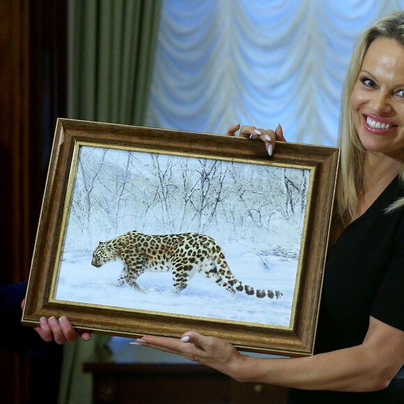 L'actrice engagée pour la cause animale Pamela Anderson rencontre le chef d'état major du Kremlin Sergueï Ivanov à Moscou le 7 décembre 2015.