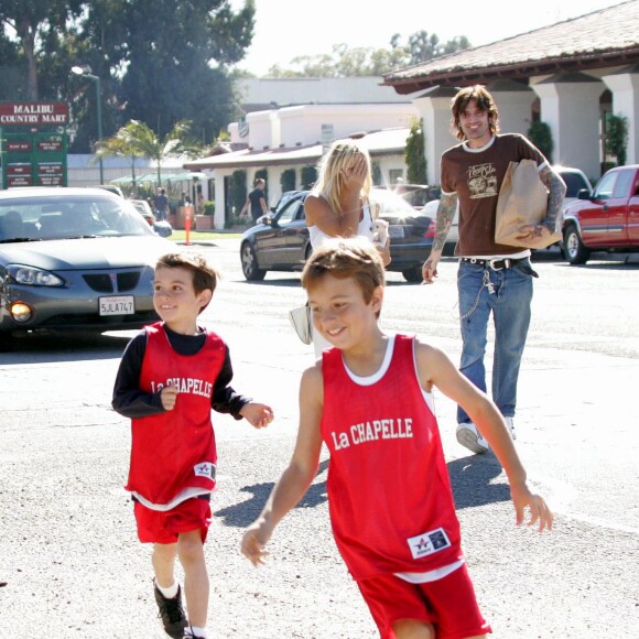 Pamela Anderson et Tommy Lee avec leurs enfants dans les rues de Malibu, le 15 janvier 2005