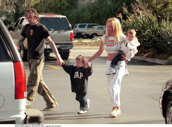 Tommy Lee et Pamela Anderson ainsi que leurs enfants dans les rues de Los Angeles, le 22 décembre 1999