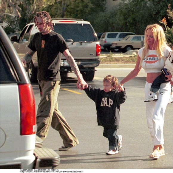 Tommy Lee et Pamela Anderson ainsi que leurs enfants dans les rues de Los Angeles, le 22 décembre 1999