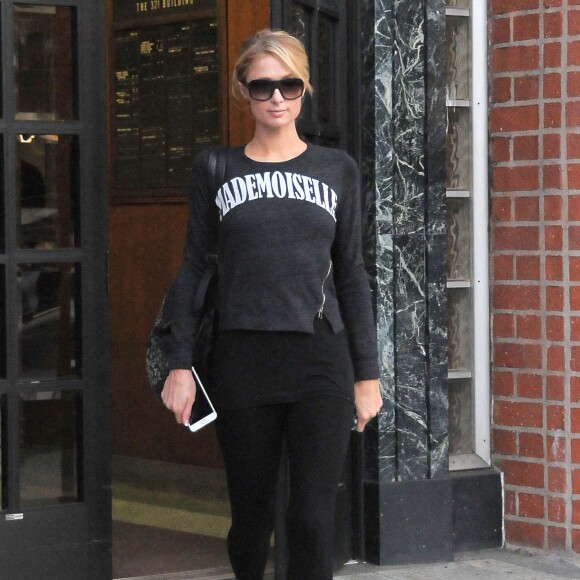 Paris Hilton se promène à Beverly Hills le 27 janvier 2016.