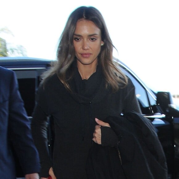 Jessica Alba arrive à l'aéroport à Los Angeles le 25 Janvier 2016