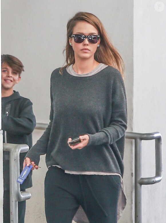 Jessica Alba se rend à la pharmacie pour acheter des médicaments pour son mari, à Beverly Hills, le 4 janvier 2016.