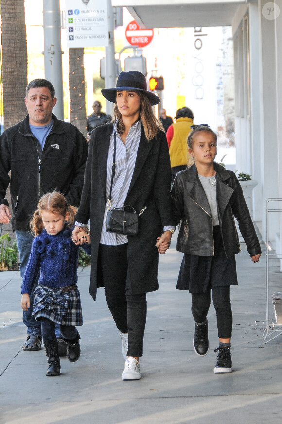 Jessica Alba et ses filles Honor et Haven sont allées au ‘M Cafe' à Beverly Hills, le 28 novembre 2015