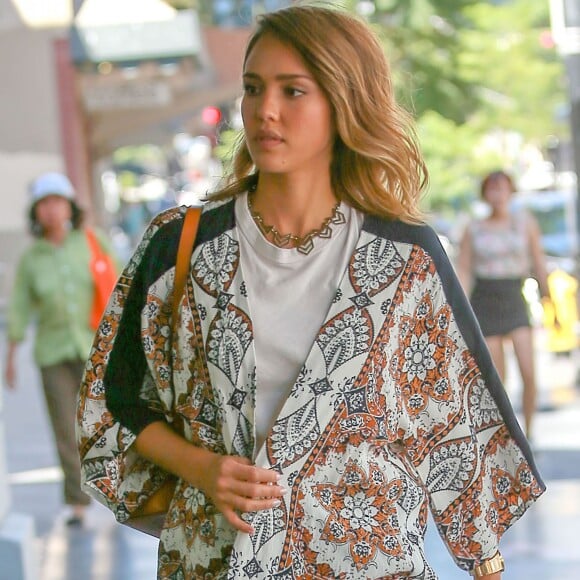 Jessica Alba, son mari Cash Warren et leurs filles Honor et Haven à la sortie du restaurant "Le pain Quotidien" à Los Angeles, le 26 Septembre 2015.