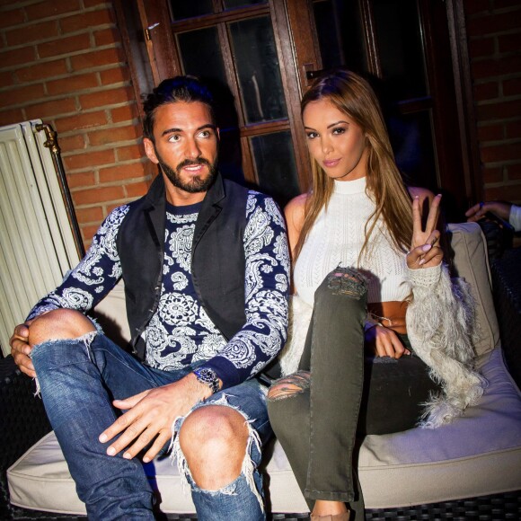 Exclusif - Nabilla fâche son public belge. Ce vendredi 12 septembre Nabilla Benattia et Thomas Vergara sont vers 1h30 du matin en Porsche Panamera au MGM Café à Bruxelles. Nabilla et Thomas sont entrés par une porte dérobée à l'arrière des cuisines de l'établissement pour éviter les fans à l'extérieur. Invité pour saluer leurs fans et faire des dédicaces, le couple s'est réfugié dans l'espace V.I.P. refusant d'être approché par les fans, y compris par Sacha de Secret Story 8, lui aussi invité, qui s'est fait rejeter du regard par Nabilla lorsqu'il a essayé de l'approcher.Vers 3H30 du matin, Nabilla s'est finalement levée de son canapé pour rejoindre la scène de la boîte où elle était attendue par ses fans. Elle descend les marches des escaliers et soudainement c'est le drame, Nabilla se fait tirer les cheveux par un fan impatient! Elle quitte aussitôt l'établissement en furie, sans même saluer ses fans!!! A l'extèrieur de l'établissement, un individu insiste pour qu'ils restent mais Thomas très en colère le repousse violemment!!! Sacha de Secret Story 8 s'est finalement fait passer pour la vedette de la soirée en signant des autographes et en se laissant prendre en photo, alors que Nabilla et Thomas avaient quitté les lieux. Belgique, Bruxelles, 12 septembre 2014.