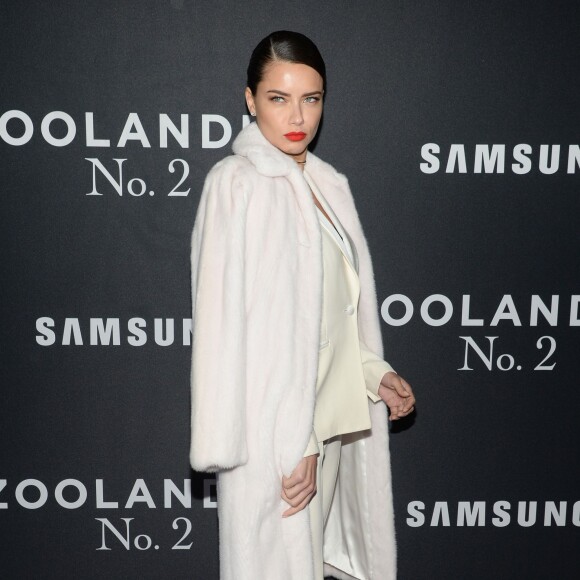 Adriana Lima assiste à l'avant-première du film "Zoolander 2" à l'Alice Tully Hall, au Lincoln Center. New York, le 9 février 2016.