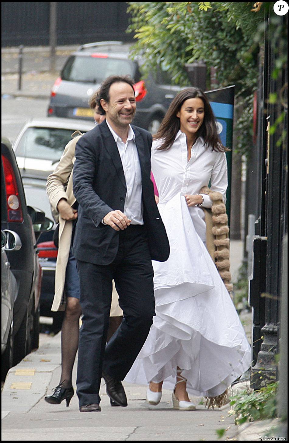 Marc Levy et sa femme Pauline Levêque se marient à Paris, le 25 octobre 2008 Purepeople Marc Levy et sa femme Pauline Levêque se marient à Paris, le 25 octobre 2008 Purepeople