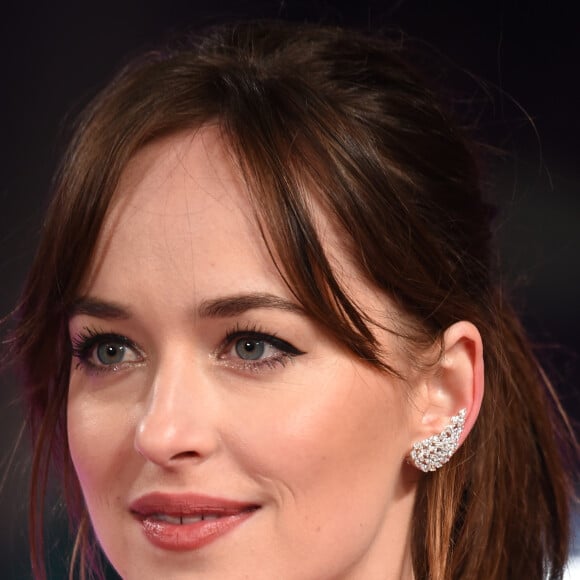 Dakota Johnson (bijoux Messika, collection Angel) - Avant-première européenne du film "How To Be Single" (Célibataire, mode d'emploi) à Londres le 9 février 2016.