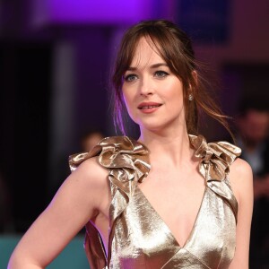 Dakota Johnson (bijoux Messika, collection Angel) - Avant-première européenne du film "How To Be Single" (Célibataire, mode d'emploi) à Londres le 9 février 2016.