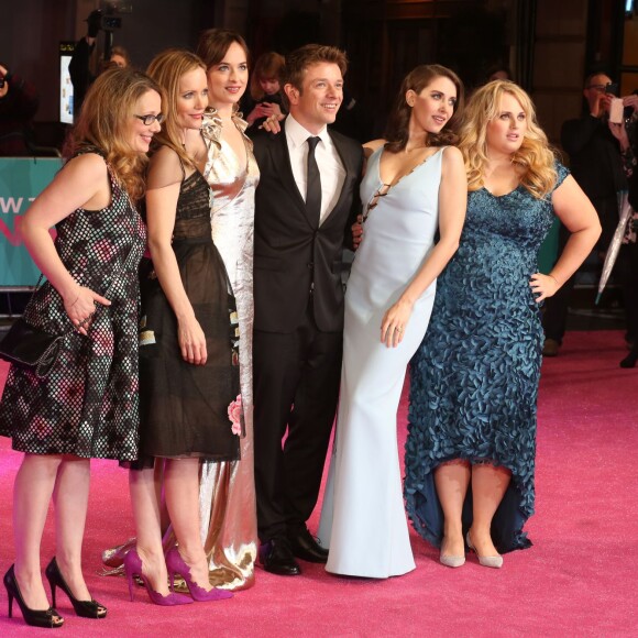 Leslie Mann, Dakota Johnson (bijoux Messika, collection Angel), Alison Brie, Rebel Wilson, guest - Avant-première européenne du film "How To Be Single" (Célibataire, mode d'emploi) à Londres, le 9 février 2016.