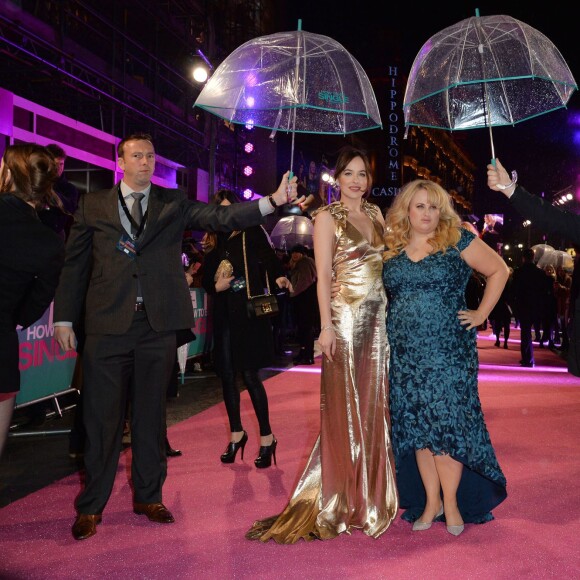 Dakota Johnson (porte des bijoux Messika, collection Angel) et Rebel Wilson - Première de "How to be single" à Londres le 9 février 2016. "Célibataire mode d'emploi" sortira en France le 2 mars 2016.
