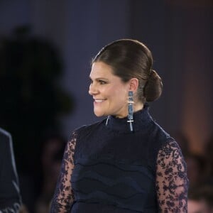 La princesse Victoria de Suède, enceinte de 8 mois, prenait part à la cérémonie de remise des Global Change Awards de la Fondation H&M Conscious à l'Hôtel de Ville de Stockholm le 10 février 2016.