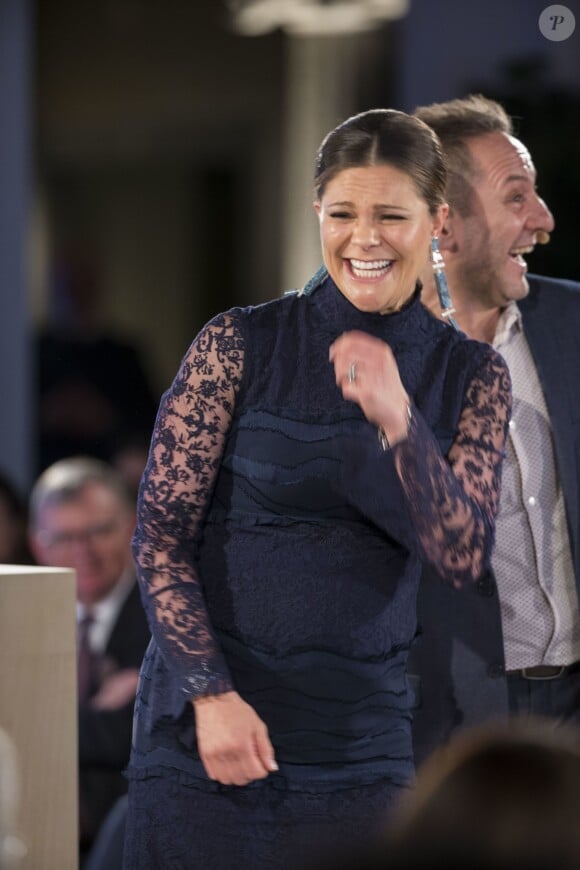 La princesse Victoria de Suède, enceinte de 8 mois, hilare lors de la cérémonie de remise des Global Change Awards de la Fondation H&M Conscious à l'Hôtel de Ville de Stockholm le 10 février 2016.