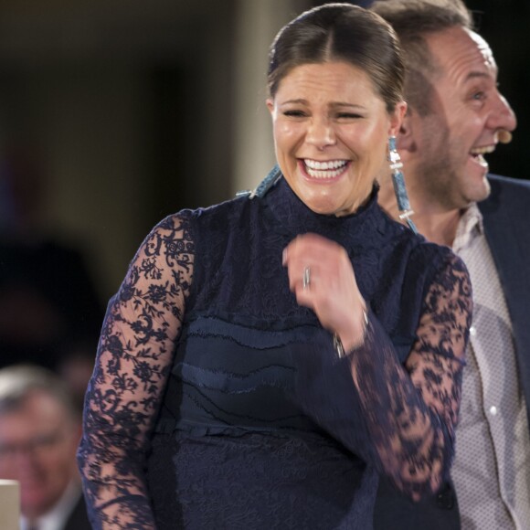 La princesse Victoria de Suède, enceinte de 8 mois, hilare lors de la cérémonie de remise des Global Change Awards de la Fondation H&M Conscious à l'Hôtel de Ville de Stockholm le 10 février 2016.