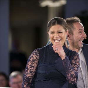 La princesse Victoria de Suède, enceinte de 8 mois, hilare lors de la cérémonie de remise des Global Change Awards de la Fondation H&M Conscious à l'Hôtel de Ville de Stockholm le 10 février 2016.