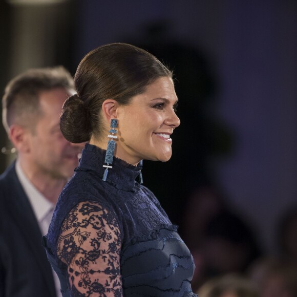 La princesse Victoria de Suède, enceinte de 8 mois, prenait part à la cérémonie de remise des Global Change Awards de la Fondation H&M Conscious à l'Hôtel de Ville de Stockholm le 10 février 2016.