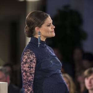 La princesse Victoria de Suède, enceinte de 8 mois, prenait part à la cérémonie de remise des Global Change Awards de la Fondation H&M Conscious à l'Hôtel de Ville de Stockholm le 10 février 2016.