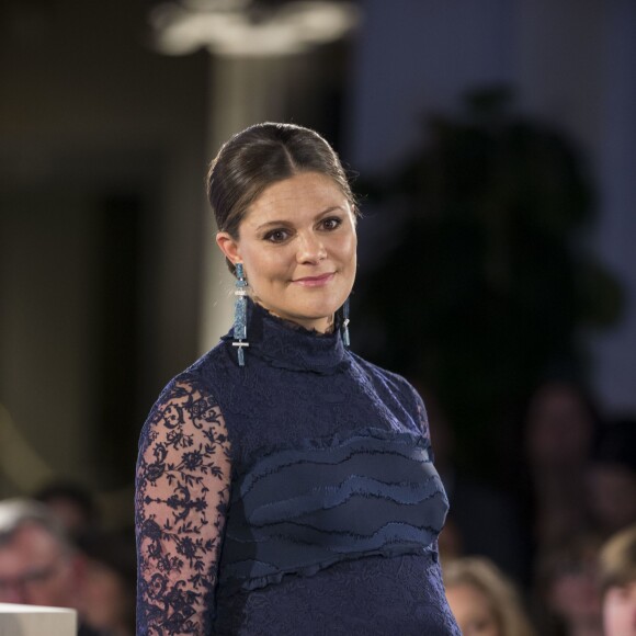 La princesse Victoria de Suède, enceinte de 8 mois, prenait part à la cérémonie de remise des Global Change Awards de la Fondation H&M Conscious à l'Hôtel de Ville de Stockholm le 10 février 2016.