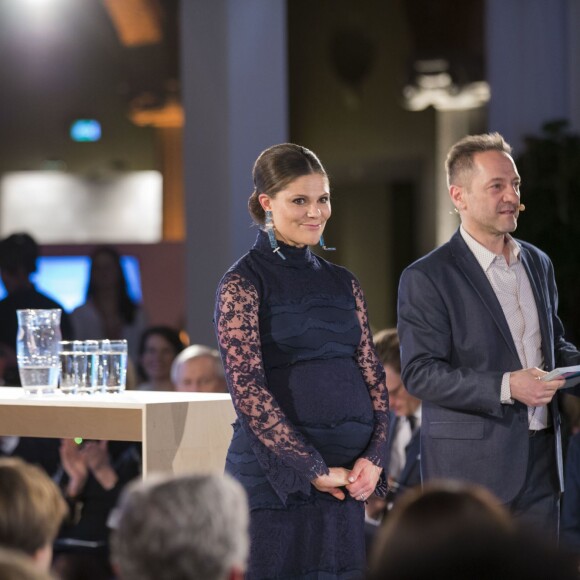La princesse Victoria de Suède, enceinte de 8 mois, prenait part à la cérémonie de remise des Global Change Awards de la Fondation H&M Conscious à l'Hôtel de Ville de Stockholm le 10 février 2016.