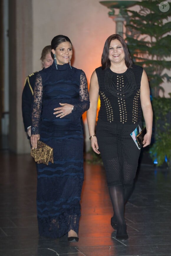 La princesse Victoria de Suède, enceinte de 8 mois, et Diana Amini (présidente de la Fondation H&M Conscious) à la cérémonie de remise des Global Change Awards de la Fondation H&M Conscious à l'Hôtel de Ville de Stockholm le 10 février 2016.