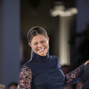 La princesse Victoria de Suède, enceinte de 8 mois, hilare lors de la cérémonie de remise des Global Change Awards de la Fondation H&M Conscious à l'Hôtel de Ville de Stockholm le 10 février 2016.