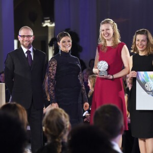 La princesse Victoria de Suède, enceinte de huit mois et vêtue d'une robe H&M, avec les lauréats estoniens lors de la cérémonie des Global Change Awards de la Fondation H&M Conscious à l'Hôtel de Ville de Stockholm le 10 février 2016.